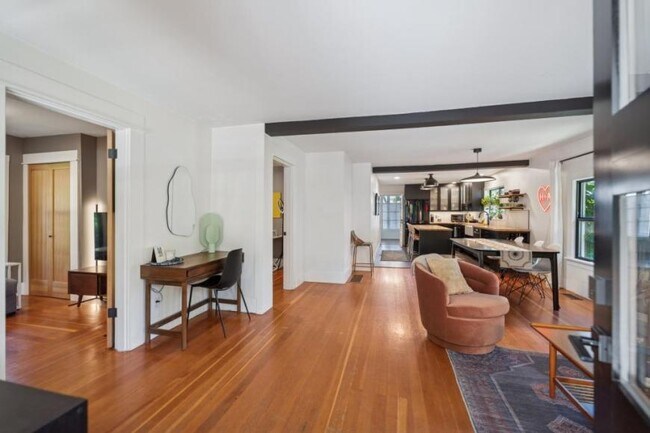 Building Photo - 3 bedroom in Seattle WA 98108