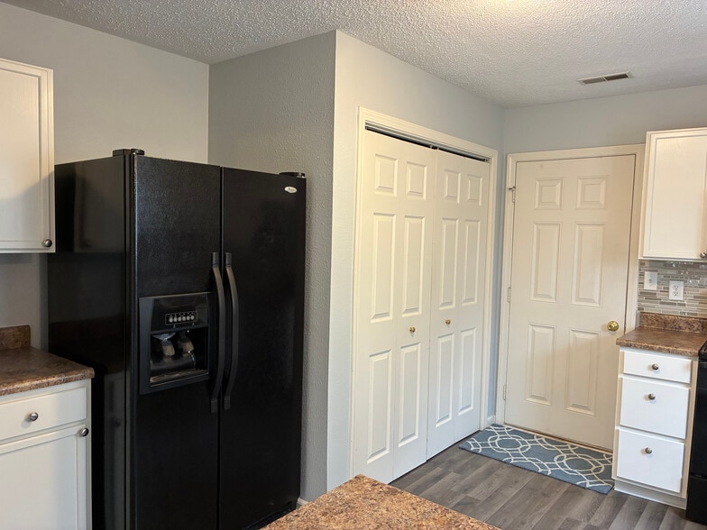 Building Photo - 2396 Meadow Bend Dr