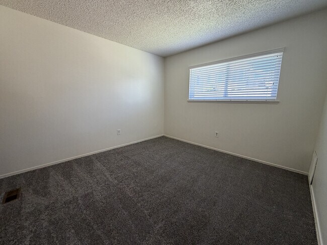 Building Photo - 15176 Oakwood Ln