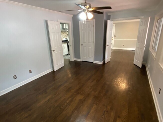 Building Photo - Amazing in town ranch awaits you!