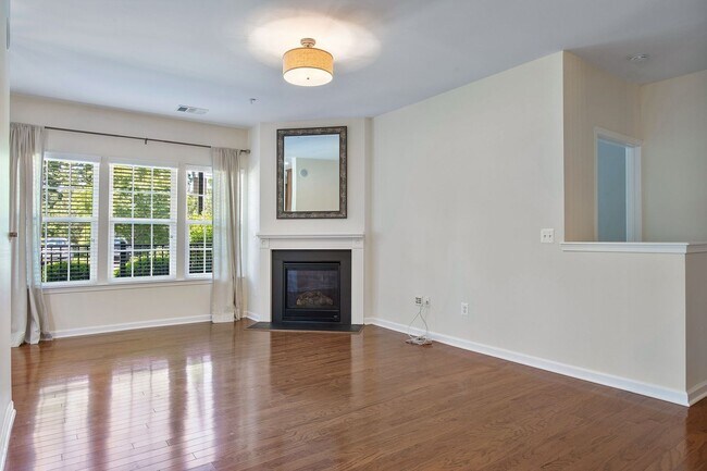 Building Photo - Stunning, Spacious 2 Bedroom Condo in Midl...