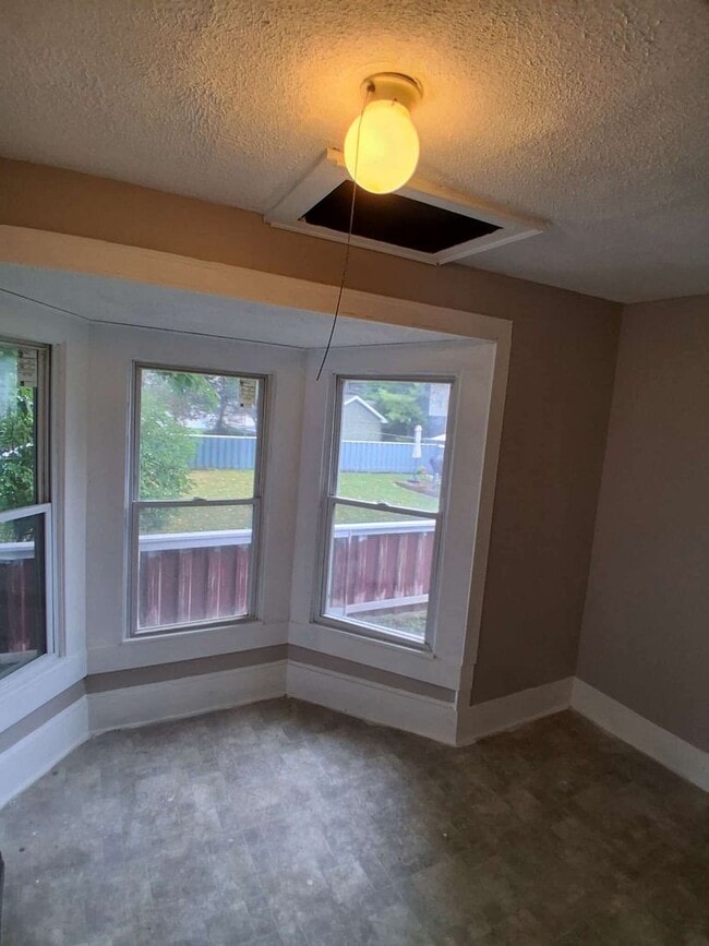 Building Photo - 4 Bedroom single family house
