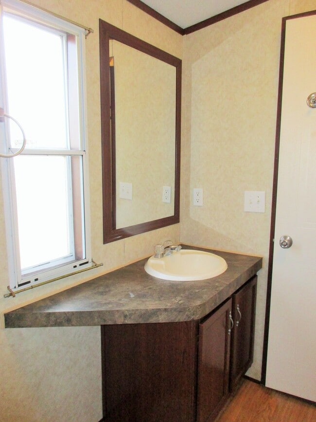 Building Photo - 3 bedroom 2 bath in Hydro, OK  73048