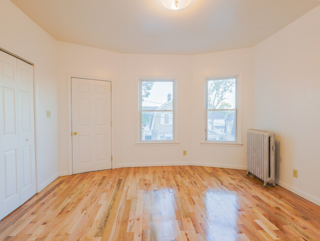 Primary bedroom - 68 Llewellyn Ave