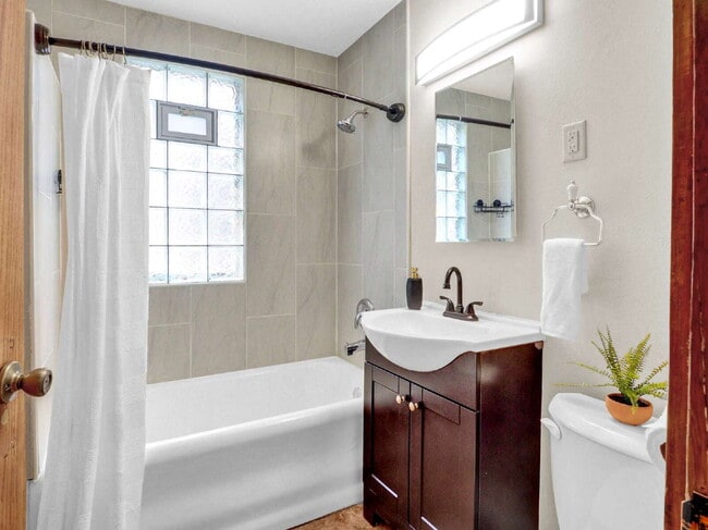 Building Photo - Spacious 5 bedroom home on Minnehaha Parkw...