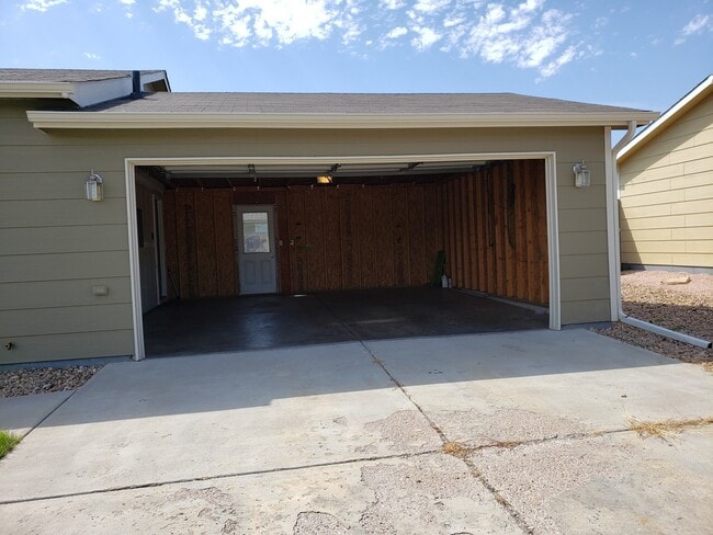 Building Photo - 922 E 24th St Ln