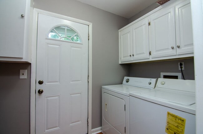 Building Photo - 7109 Hall Ln