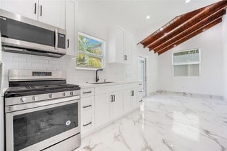 Building Photo - 2512 SW 14th St