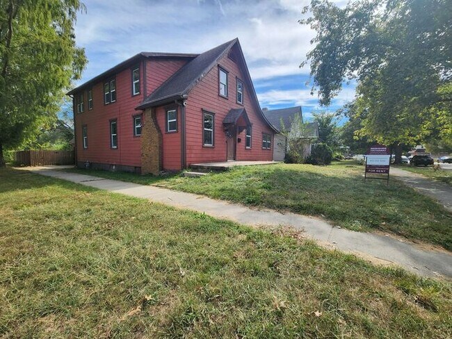Building Photo - 4 Bedroom/2 Bath w/Attached Garage Recentl...