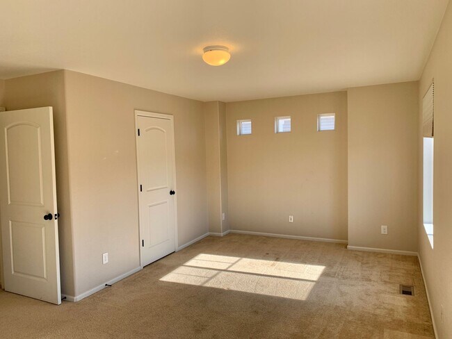 Building Photo - Gorgeous 2 Bedroom + Den, 2 Bathroom Home in Thompson River Ranch!