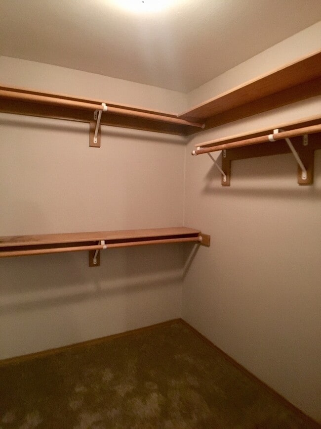 Building Photo - Finic5