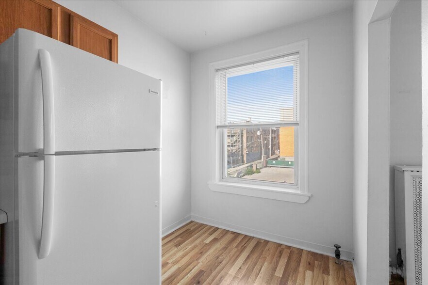 Building Photo - 1635 W Morse Ave