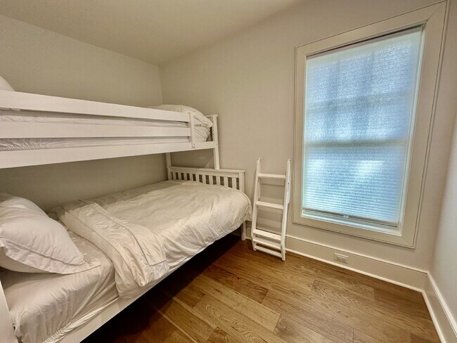 Building Photo - Low Country Cottage located in the Heart of Bluffton!