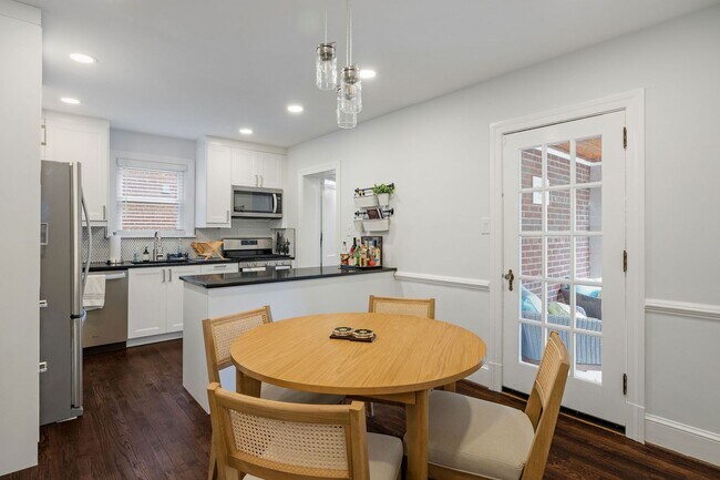 Building Photo - Beautiful 4 Bedroom Home off Of Cutshaw Ave! ***Available Early August 2026***