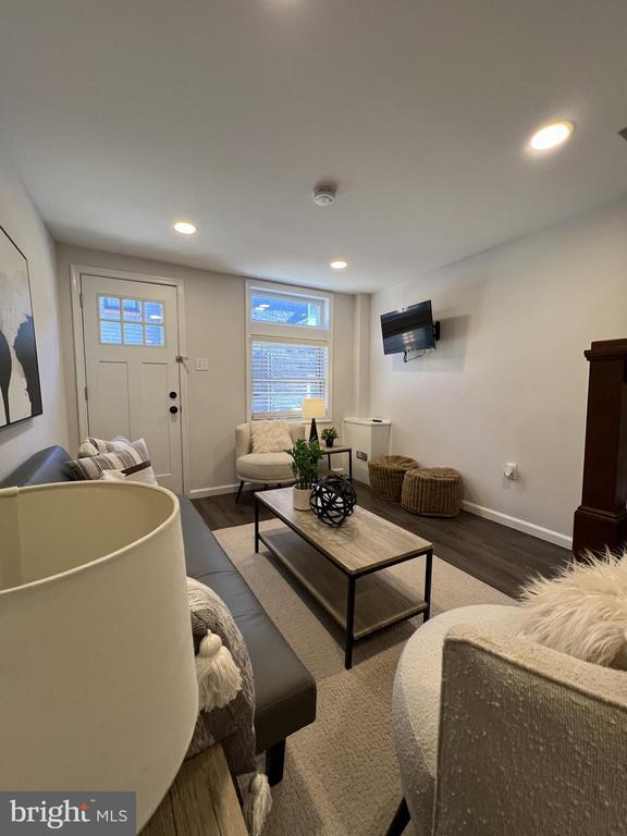 Building Photo - 324 S Castle St