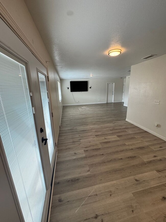 Building Photo - 2 bed/ 1 bath home / large yard / central located / Available Now!!