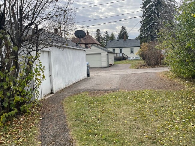 Building Photo - AVAILABLE JUNE 1ST -4 bed/ 2 bath Home Near Campus!