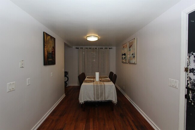 Building Photo - 701 Delano Ave