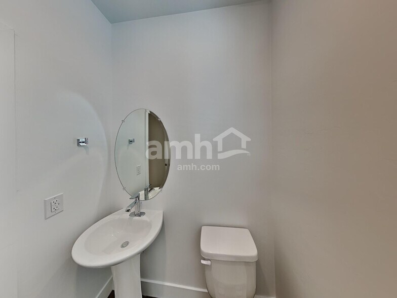 Building Photo - 9604 Harkes Dr