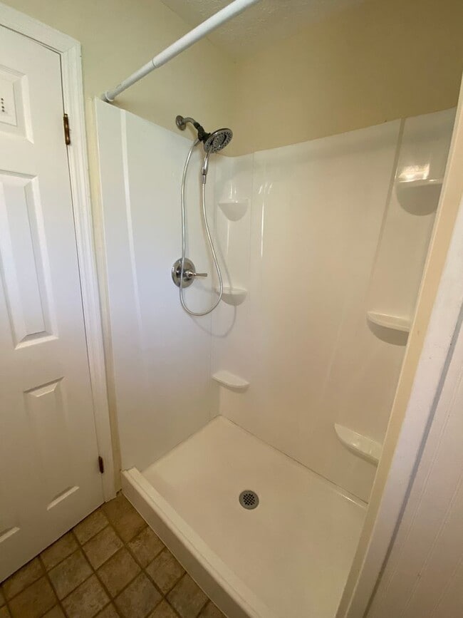 Building Photo - Adorable 3/2 on large corner lot