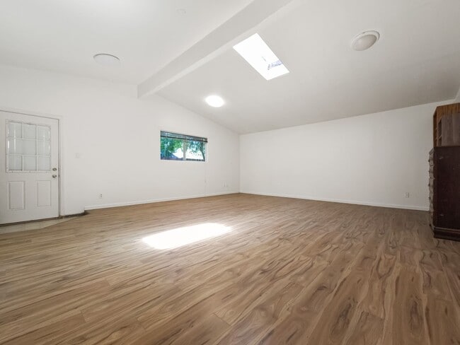 Building Photo - New Kitchen!! Beautiful family home w/extr...