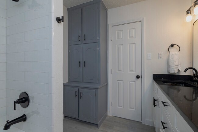 Building Photo - 1704 Kynette Dr