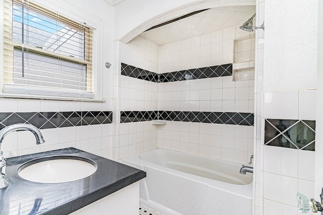 Building Photo - 5926.5 La Vista Dr