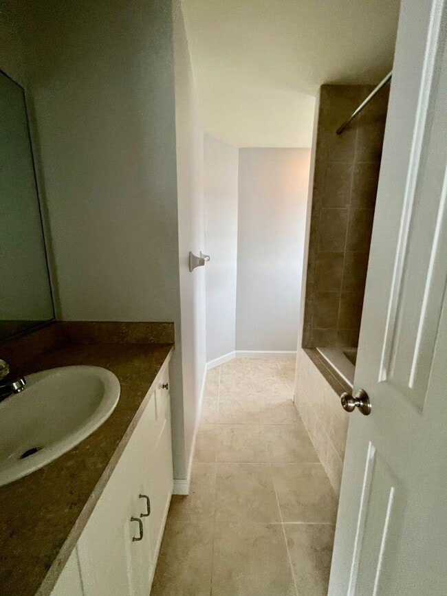 Building Photo - 3BD/3.5BA Condo w/ Garage in Chicks Beach!...