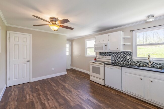 Building Photo - Renovated Ranch 3 BR/1BA/1 car garage w Fu...
