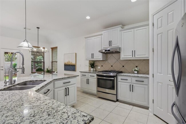 Building Photo - 5501 Allamanda Dr