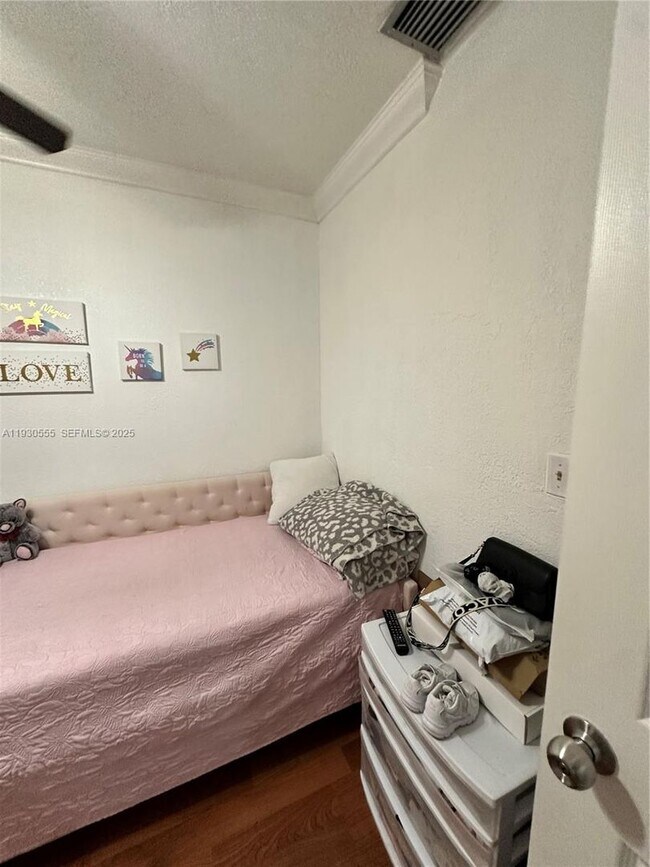 Building Photo - 5010 E 1st Ave