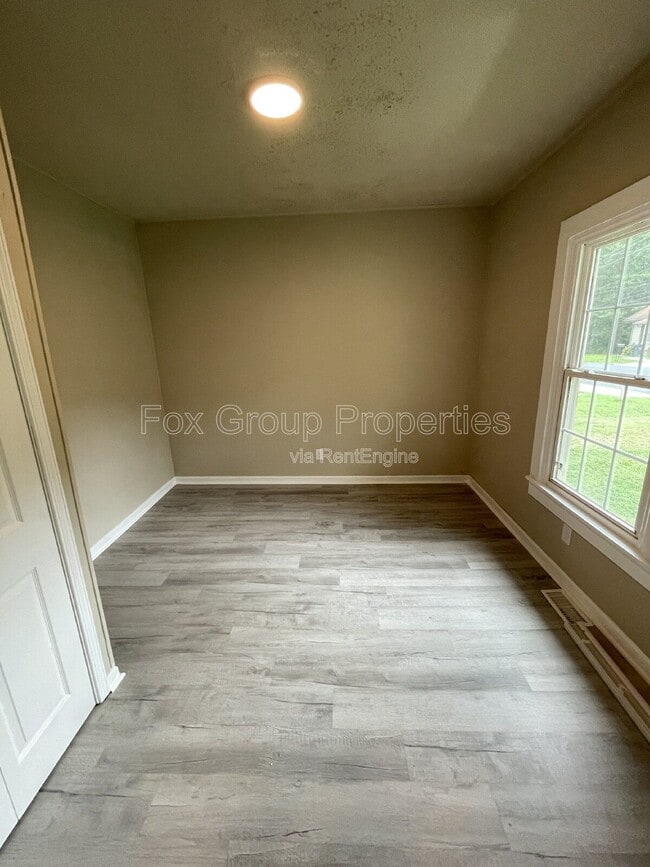 Building Photo - 207 N Meriah St