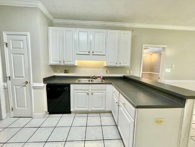 Building Photo - Spacious 3-Bedroom Nest with 2.5 Baths And...