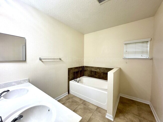 Building Photo - 2851 Moonstone Bend