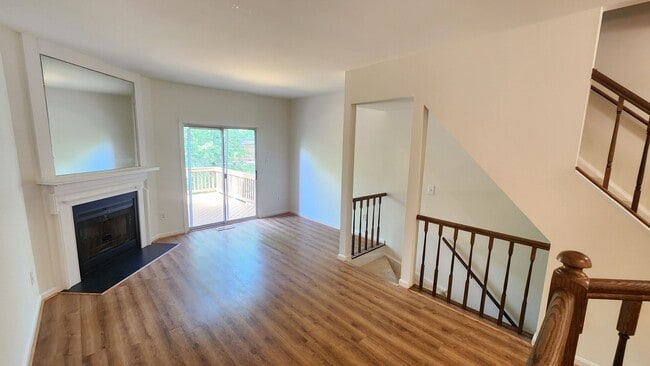 Building Photo - Convenient Location and Great Price!