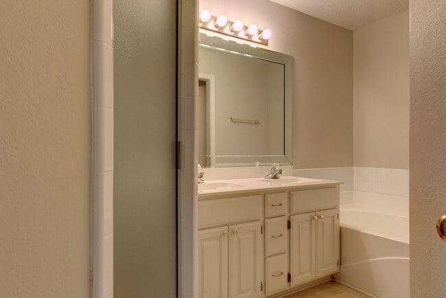 Building Photo - Townhome on Skyline Boulevard For Rent!