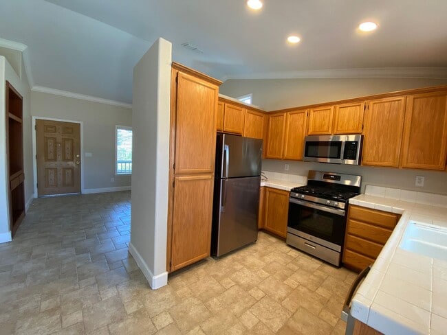 Building Photo - Great Location/Cozy Fireplace/Laguna Creek