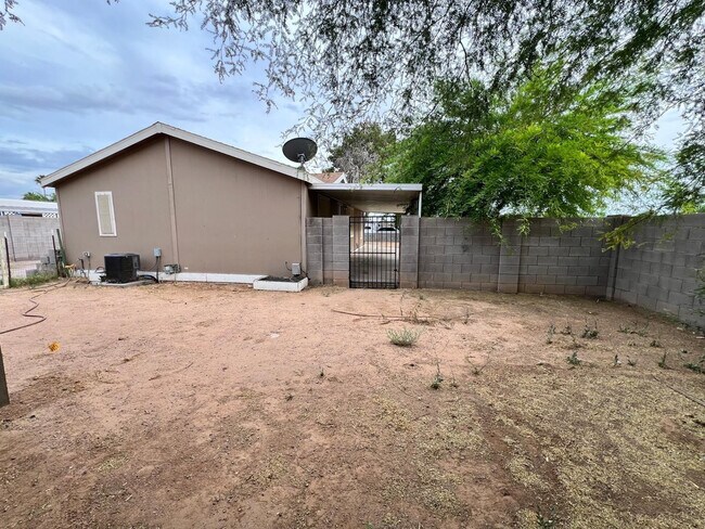 Building Photo - 7826 E Juanita Ave