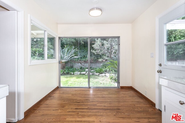 Building Photo - 1129 Roscomare Rd