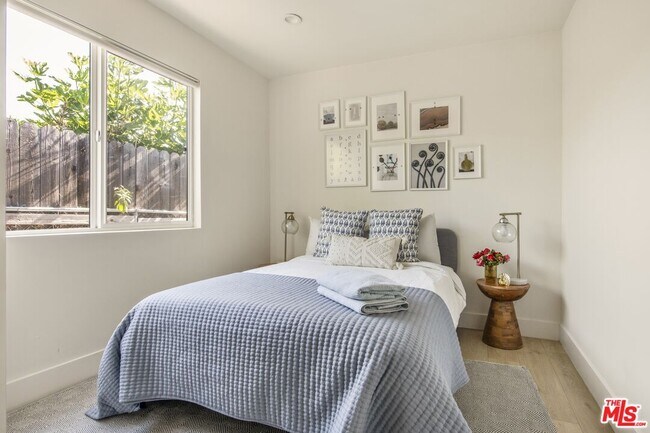 Building Photo - 4616 Rosewood Ave