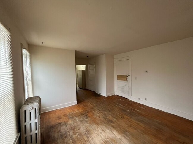 Building Photo - &#39;057