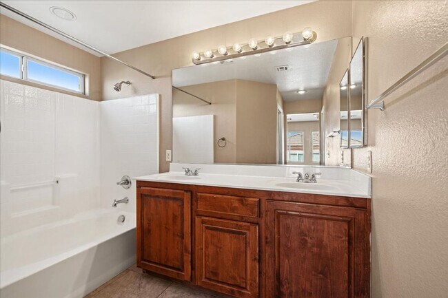 Building Photo - Spacious 3 bth Upstairs Plus Loft Bedroom, New Floors, New paint, No Carpet