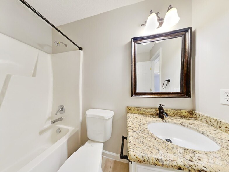 Building Photo - 226 Linden Rd