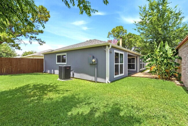 Building Photo - 16007 Ridgegreen Dr