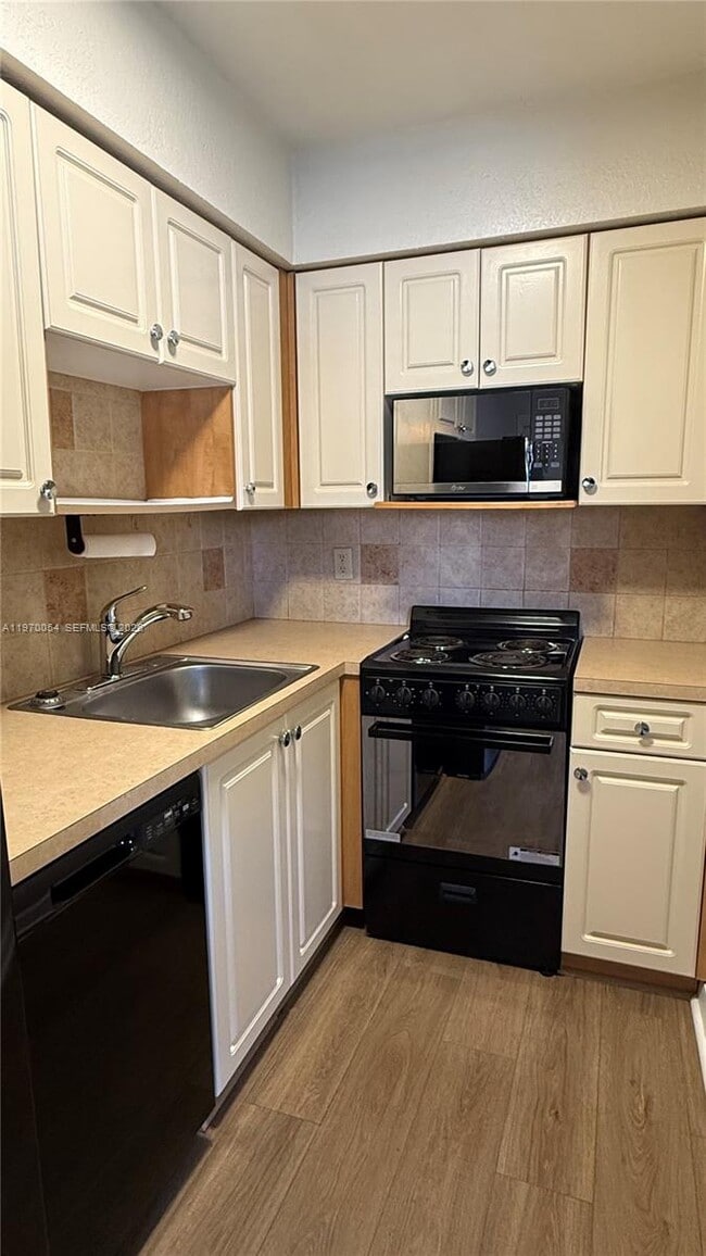 Building Photo - 2607 NE 8th Ave