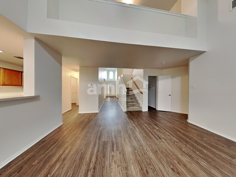 Building Photo - 1036 Cove Hollow Dr