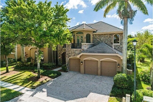 Building Photo - 10546 Versailles Blvd