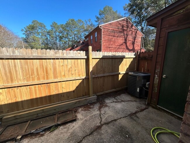 Building Photo - Sun-Filled 2/2 with Stainless Appliances & New Carpet