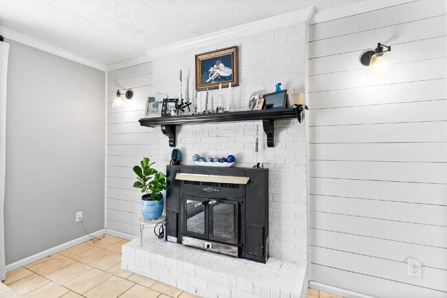 Building Photo - Spacious 4-Bedroom Haven with 3 Full Baths...