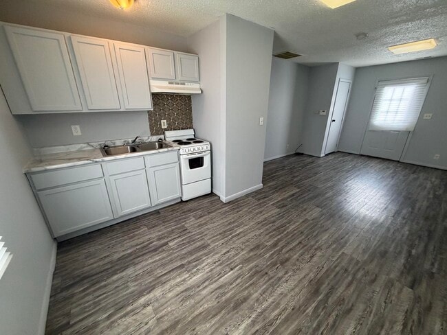 Building Photo - 1402 Main-E